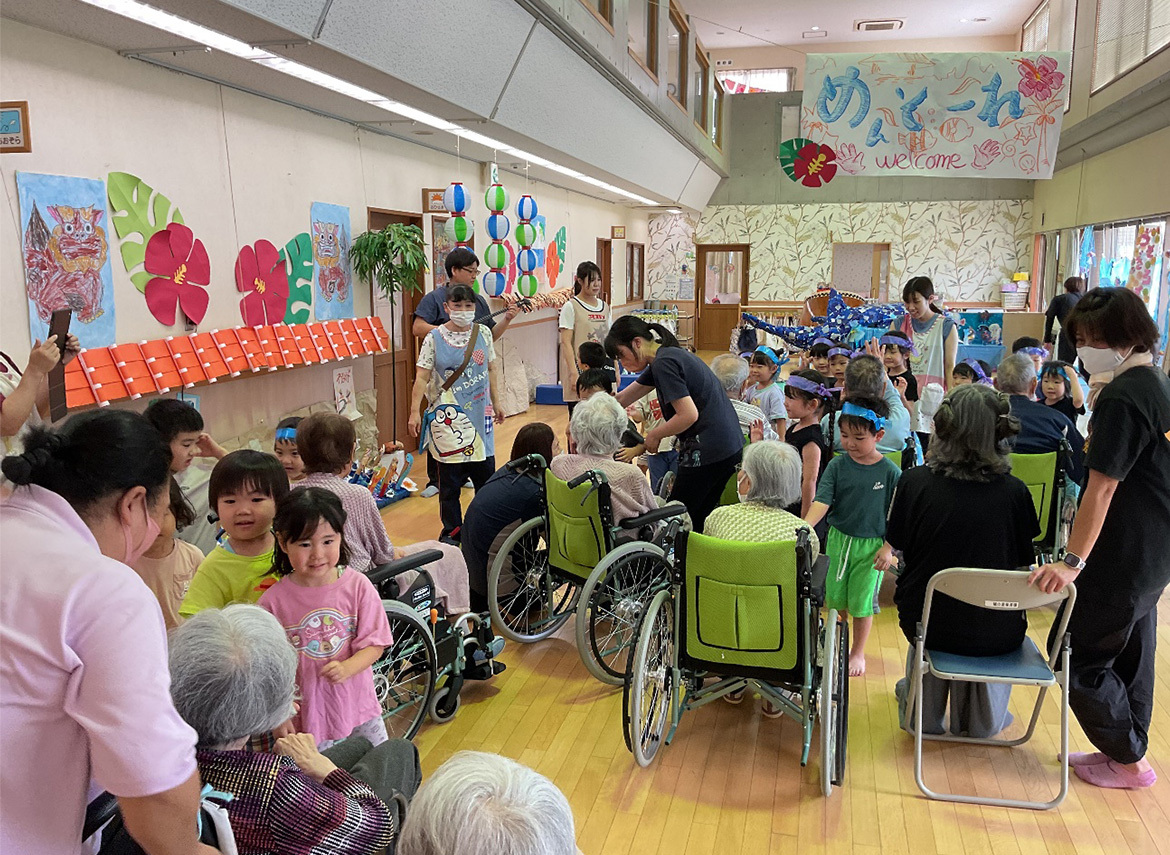 隣接の保育園の園児たちとの交流。 一緒に夏祭りを楽しんでいる様子です